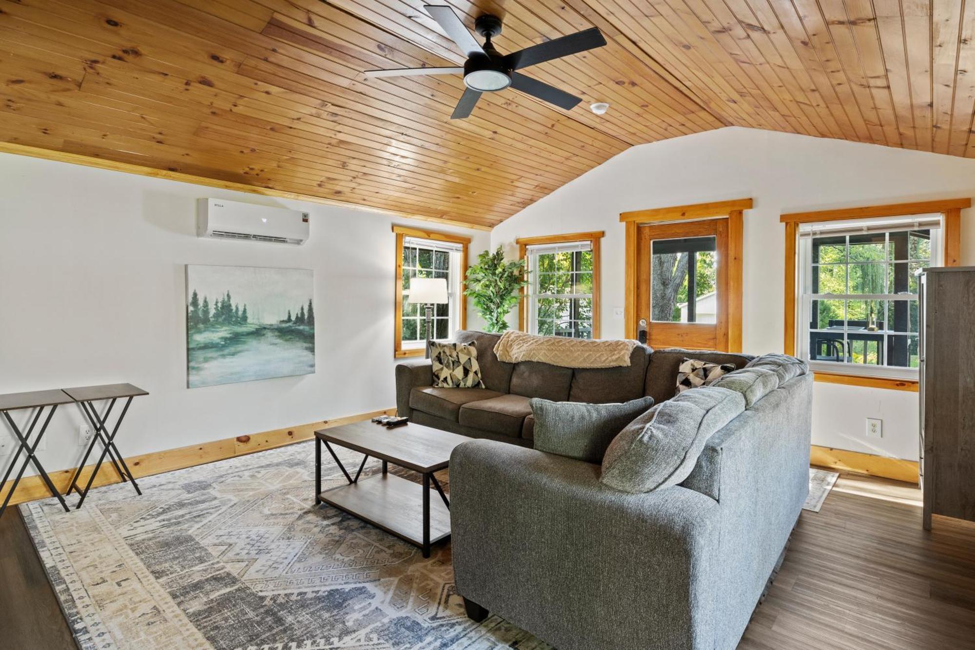 Cozy Home W/ King Bed & Lake Access Канандейґуа Екстер'єр фото